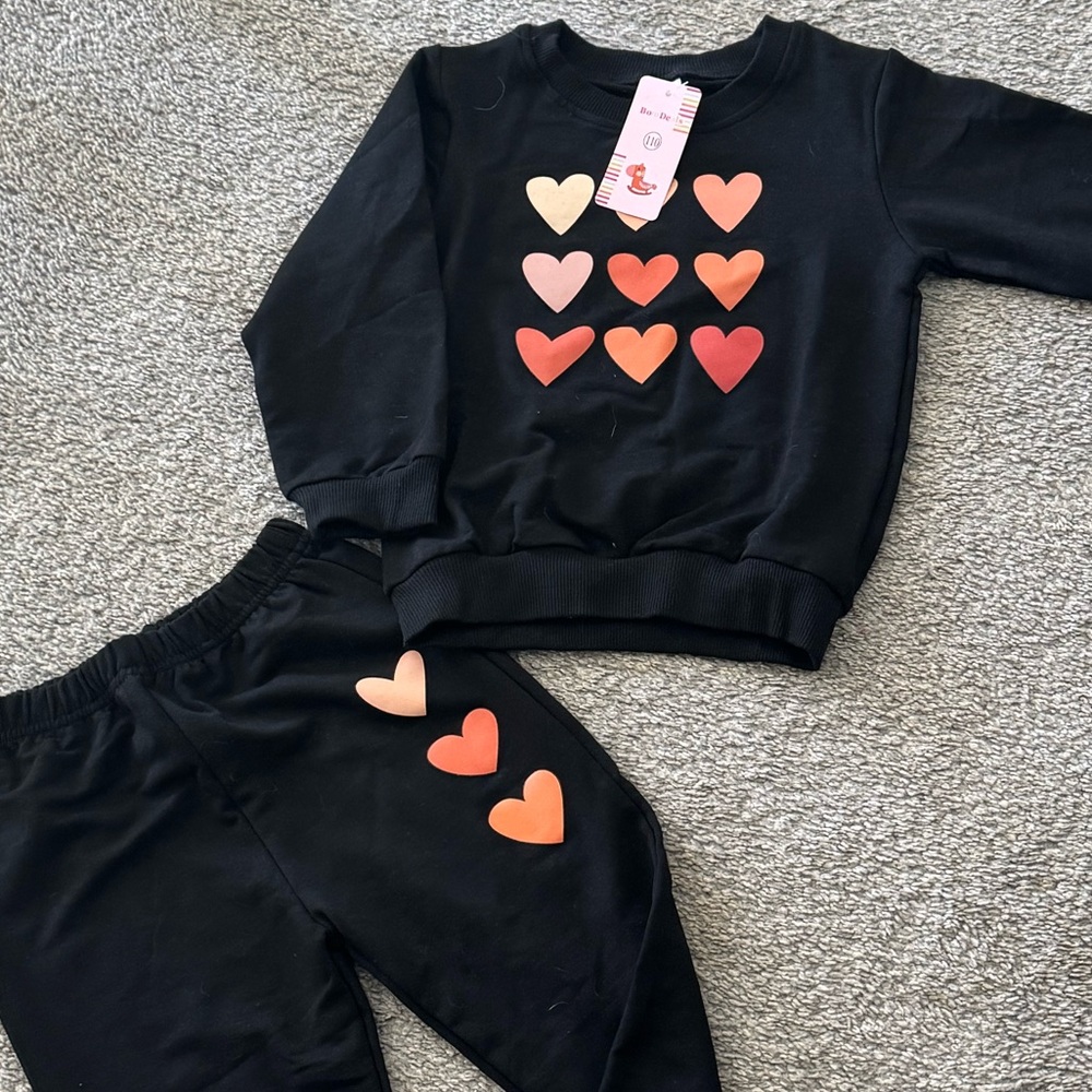 NWT Black Heart Print Kids Sweatsuit size 4/5 (110) 💕💕💕